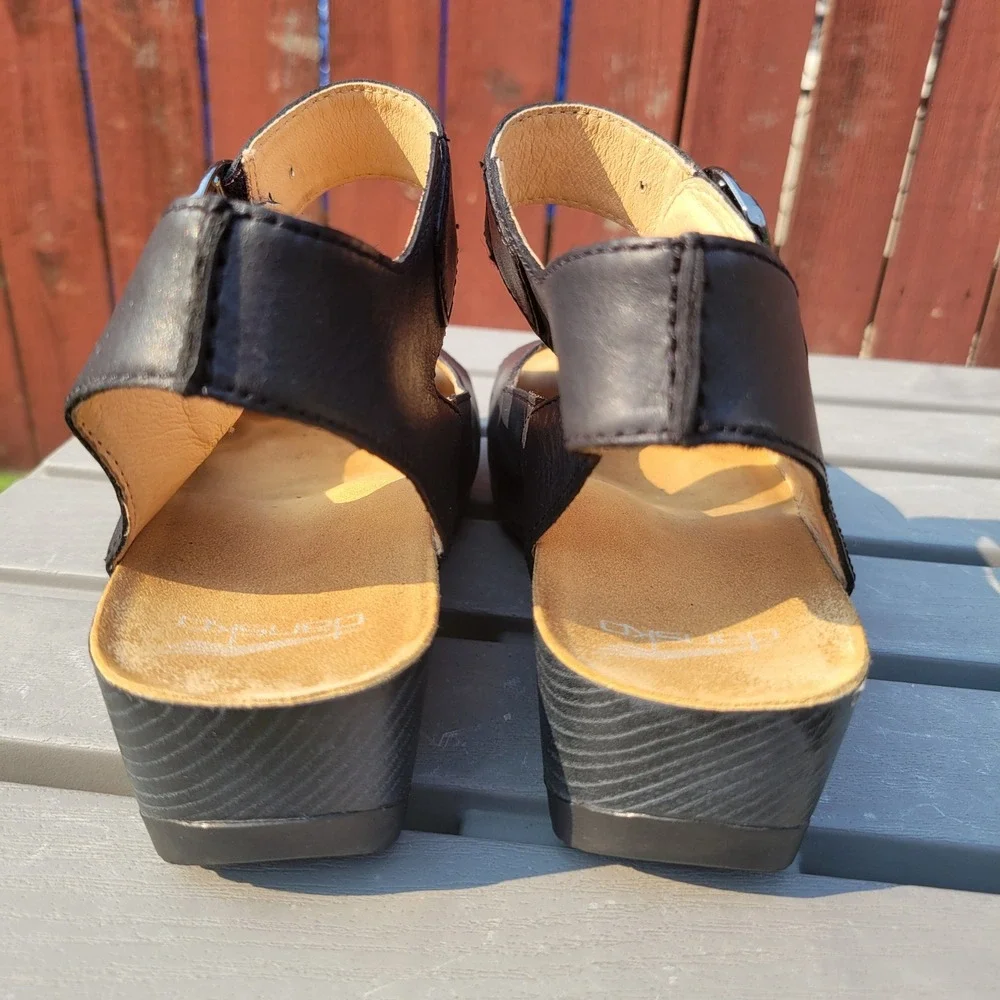 Dansko tiana are